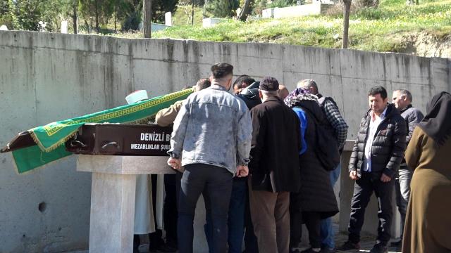 Henüz 1,5 yaşındaydı! Annesinin boğarak öldürdüğü Zeynep'in cenazesinde kahreden görüntü