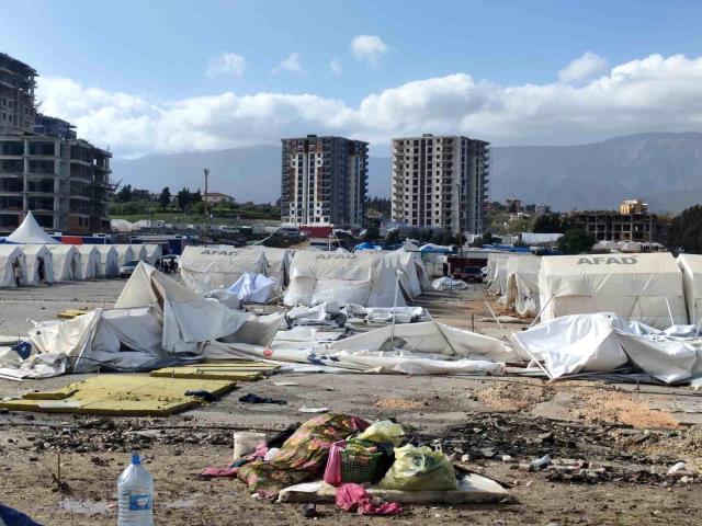 Depremin yıktığı Hatay'da fırtına çadırları yıktı, vatandaşlar zor anlar yaşadı