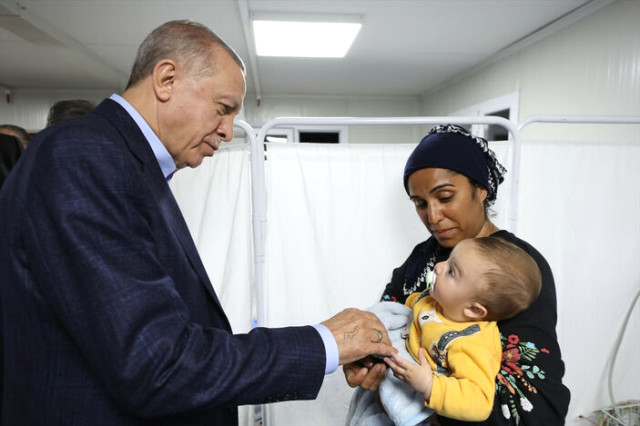 Cumhurbaşkanı Erdoğan, Bahçeli'yle birlikte deprem bölgesine moral ziyaretinde bulundu