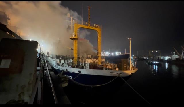 Tuzla'da 120 metre uzunluğundaki balıkçı gemisinde yangın! Ekipler alevlere müdahale ediyor