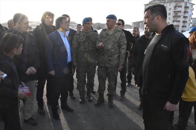 Deprem bölgesini karış karış gezen Abdullah Gül, gözlemlerini paylaştı: Devletin tüm organları büyük bir çalışma içerisinde