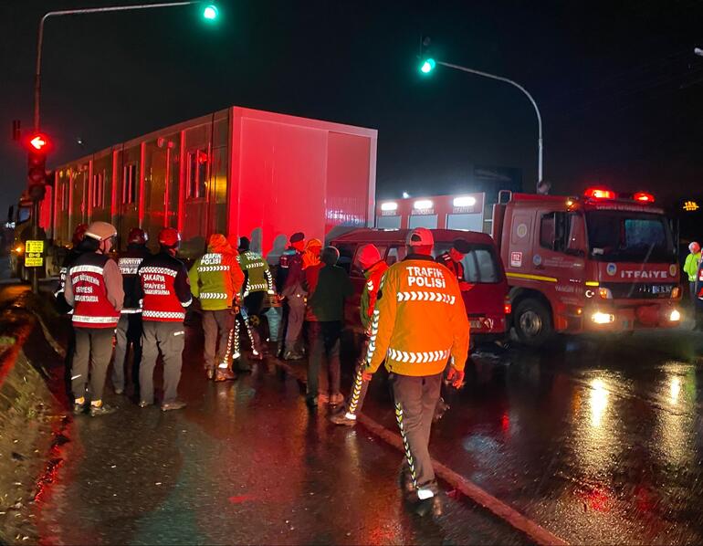 Deprem bölgesine konteyner taşıyan TIR'a minibüs çarptı: 1 ölü, 2 yaralı