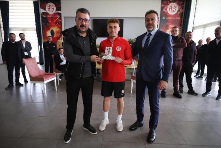 Antalyaspor'da teknik ekip ve futbolcularla toplantı yapıldı