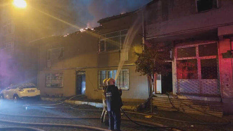 Beyoğlu'nda 2 katlı binanın çatısı alev alev yandı