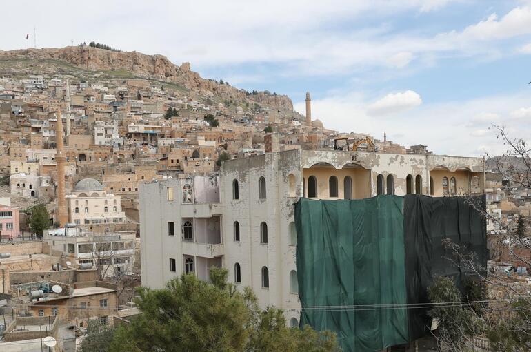 Mardin'de kültürel dokuyu bozan 5 katlı binanın yıkımı yapıldı