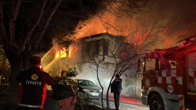 Kütahya'da metruk bina, alev alev yandı