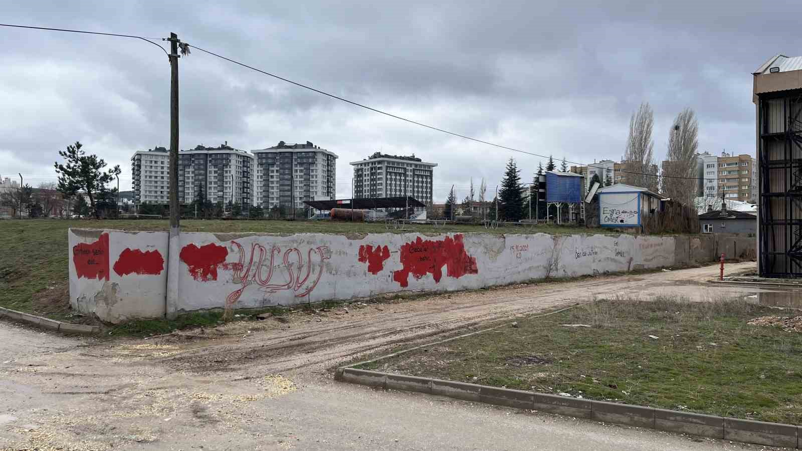 200 metrelik duvar vandalların hedefi oldu