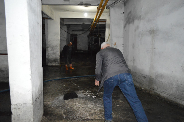 Depremin ardından apartmanın bodrumunu sürekli su basmaya başladı! Aileler binayı terk ediyor