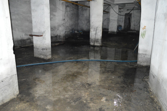 Depremin ardından apartmanın bodrumunu sürekli su basmaya başladı! Aileler binayı terk ediyor