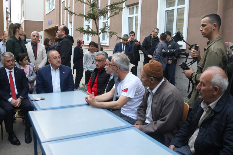 Bakan Çavuşoğlu, iftarını Antalya'da depremzedelerle birlikte yaptı