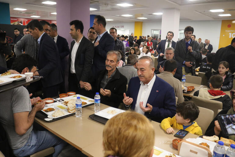 Bakan Çavuşoğlu, iftarını Antalya'da depremzedelerle birlikte yaptı
