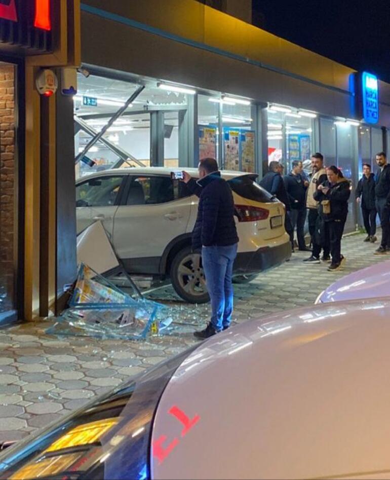 Pendik'te sürücüsünün kontrolünden çıkan otomobil markete girdi