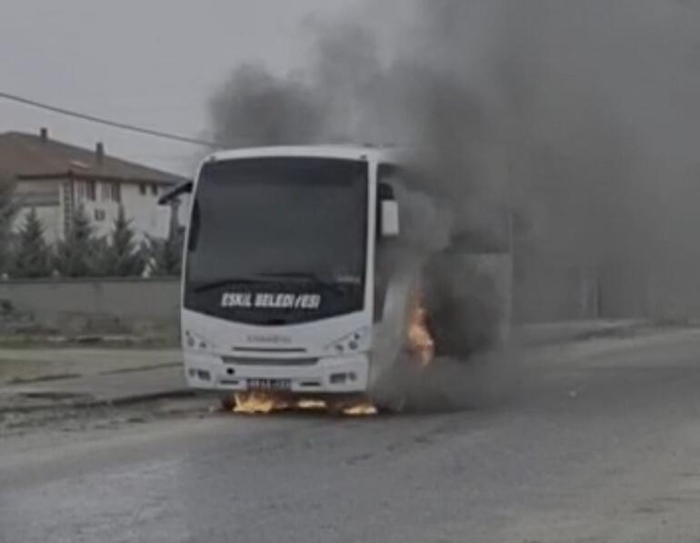 Aksaray'da öğrenci servis midibüsü yandı