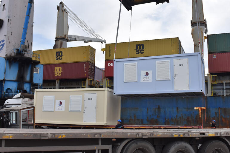 Katar’dan gönderilen konteyner evleri taşıyan gemi, İskenderun Limanı’na geldi