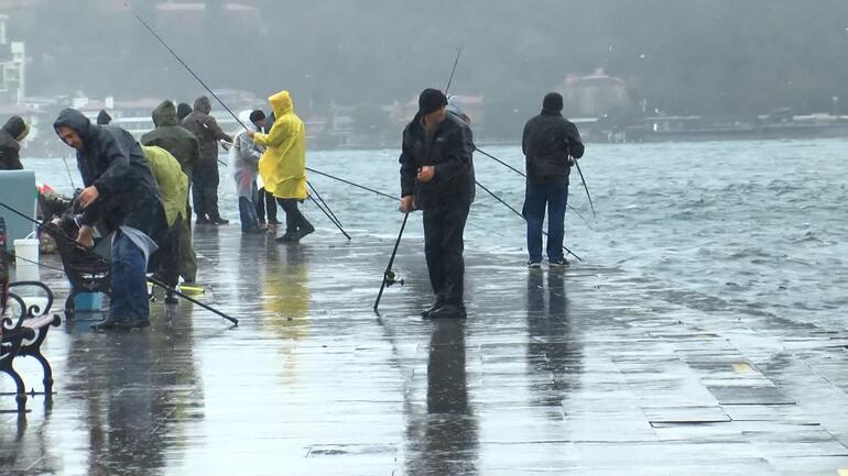 İstanbul'da fırtına ve sağanak yağış etkili oluyor