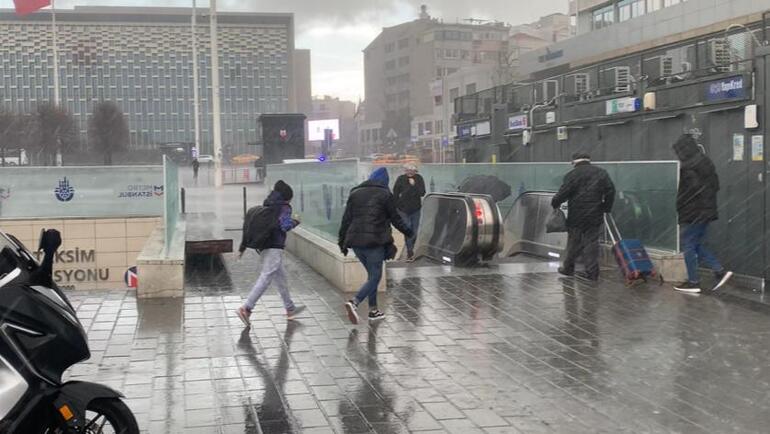İstanbul'da fırtına ve sağanak yağış etkili oluyor