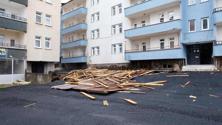 Bingöl’de kuvvetli rüzgar binaların çatılarını uçurdu: 1 yaralı
