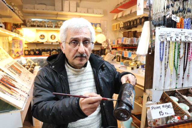 1 liraya aldığı atık şişeleri sanat eserine dönüştürüp Avrupa'ya 1040 liraya satıyor