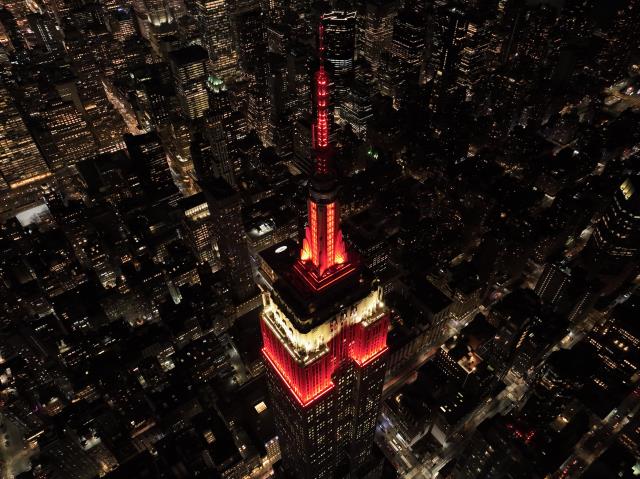 New York'ta Empire State binası, depremzedeler için kırmızı beyaz renklerle ışıklandırıldı