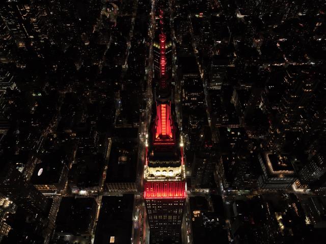 New York'ta Empire State binası, depremzedeler için kırmızı beyaz renklerle ışıklandırıldı