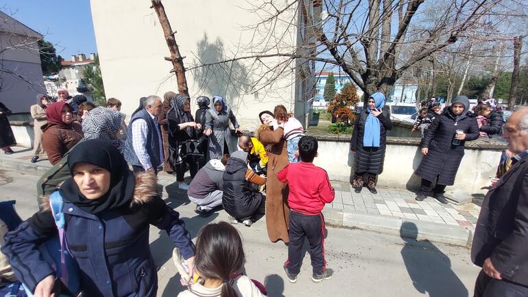 Kaldırımda yürürken otomobilin çarptığı anne ile 1'i bebek, 2 çocuğu yaralandı