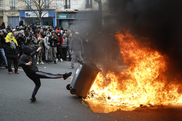 Fransa'da emeklilik reformu karşıtı gösteriler yeniden alevlendi! Polisten biber gazı ve coplu müdahale