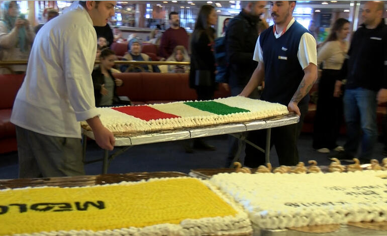 Depremzedelerin yerleştirildiği gemide Türk ve İtalyan bayraklı pasta sürprizi