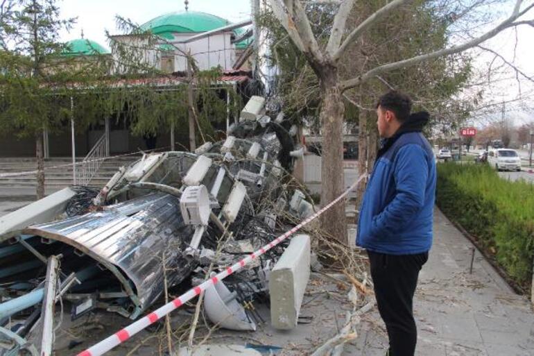 Erzincan'da kuvvetli rüzgar; minare yıkıldı, okulun çatısı uçtu