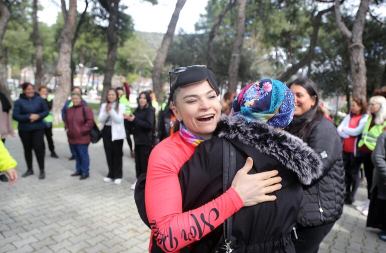 Kadın bisikletçiler, depremzede kadınlarla 'kardeş' oldu