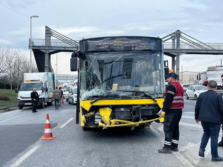 Sultangazi'de İETT otobüsü bariyerlere çarptı: Yaralılar var