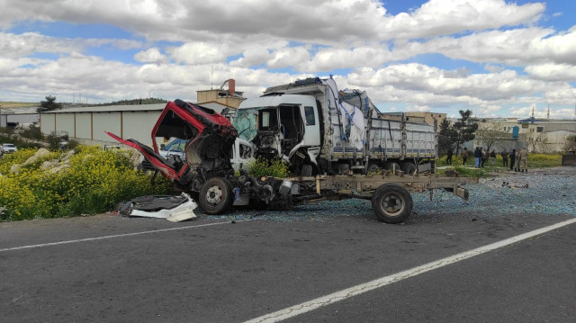 Şanlıurfa'da feci kaza! Kamyonet sürücüsü ve yanındaki öldü, 4 kişi yaralandı