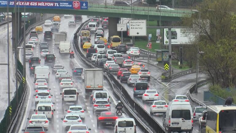 İstanbul'da yağmur trafiği etkiledi, yoğunluk yüzde 70'i aştı