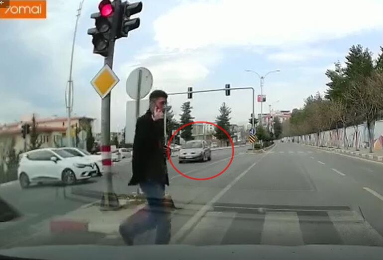 Kırmızı ışıkta geçen sürücü kazaya sebep oldu: O anlar kamerada