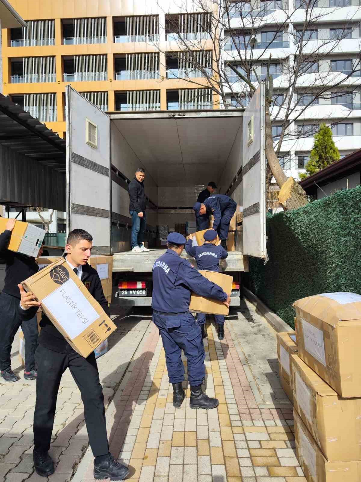 Jandarma personelleri depremzedelere yardım malzemesi gönderdi