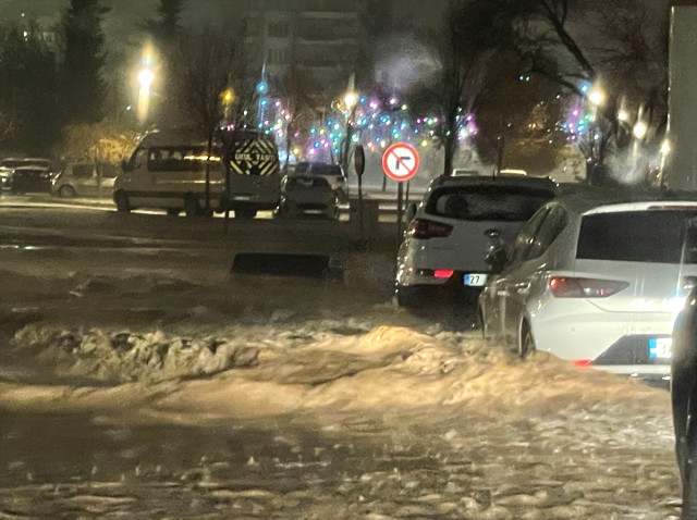 Gaziantep beyaza büründü! Şiddetli yağış sonrası biriken dolu yığınında araçlar mahsur kaldı