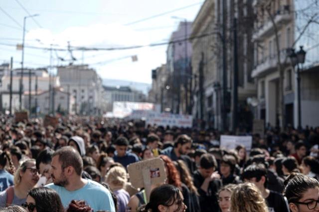 Yunanistan'da sular durulmuyor! Sokağa inen 50 bin kişi tren kazasını protesto etti