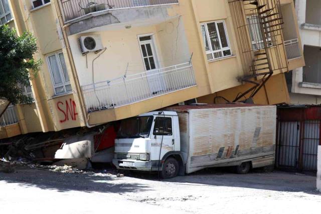 Vatandaşlar tedirgin! Yan yatan binayı altında kalan kamyonet tutuyor