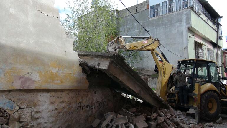 Kilis'te ağır hasarlı binalar yıkılıyor