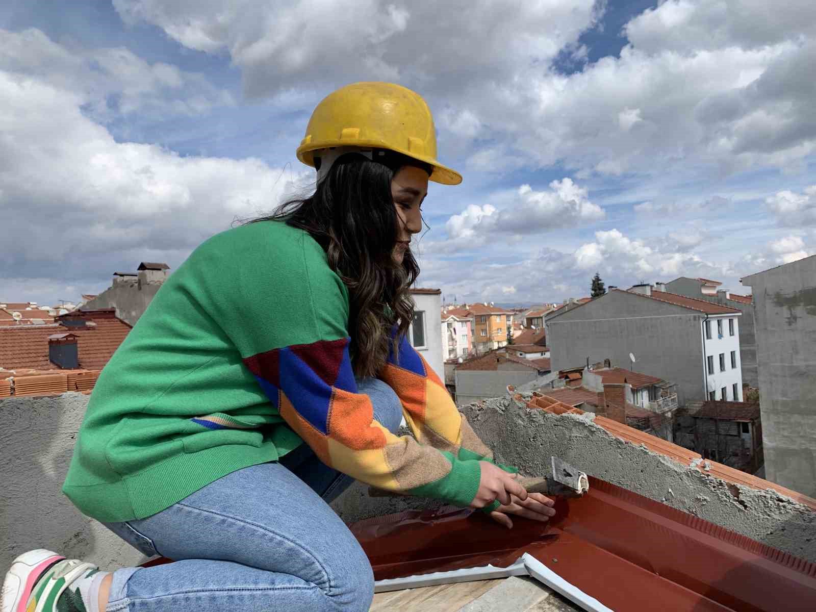 24 yaşındaki kadın çatı ustası baba mesleğini devam ettiriyor
