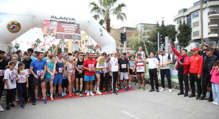 Alanya'da Atatürk Halk Koşusu ve Yarı Maratonu koşuldu