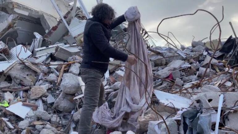 Erzincan'da deprem farkındalığı için afet bölgesinden topladığı malzemeleri sergiledi