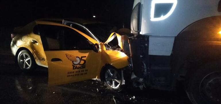 Amasya'da TIR'la çarpışan taksinin şoförü öldü, 4 yolcu yaralı
