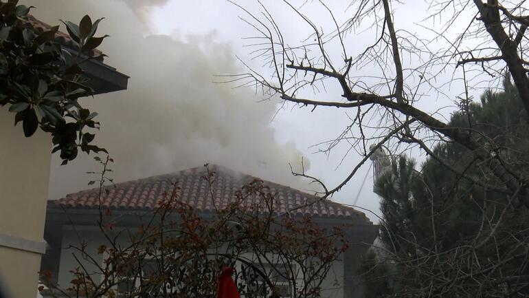 Bahçeşehir'de 3 katlı villanın çatısında yangın çıktı