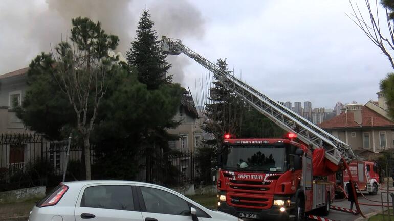 Bahçeşehir'de 3 katlı villanın çatısında yangın çıktı
