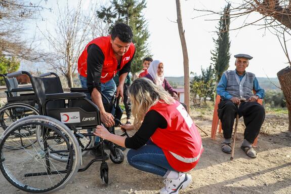 Tıp Bayramı'nda Kızılay hekimleri köyleri dolaştı