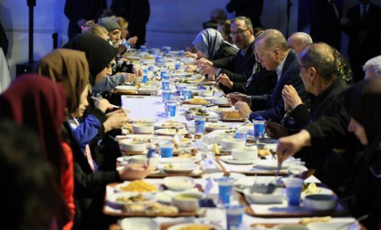 Cumhurbaşkanı Erdoğan Büyükçekmece'de depremzedelerle iftar yaptı
