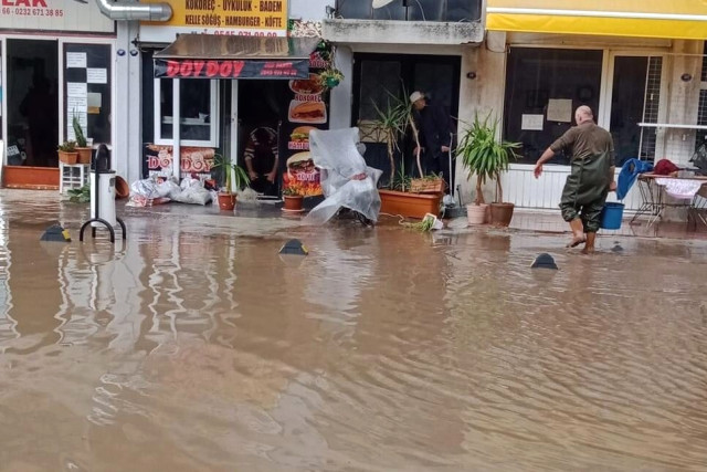 İzmir'de sağanak! Yarım saatte hayatı felç etti, cadde ve iş yerleri sular altında kaldı