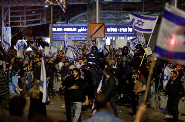 İsrail'de sular durulmuyor! Netanyahu geri adım atsa da göstericiler protestoya devam etti