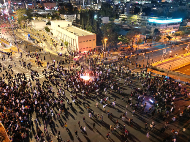 İsrail'de sular durulmuyor! Netanyahu geri adım atsa da göstericiler protestoya devam etti