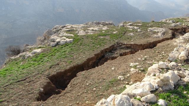Bin 400 metre yükseklikte ürküten görüntü! Kar kalkınca, dev yarıklar depremin şiddetini ortaya koydu
